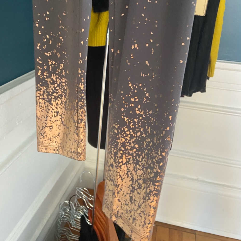🛑SOLD Marika Gray High Rise Leggings Gold Foil Ombré Hem - Picture 8 of 11
